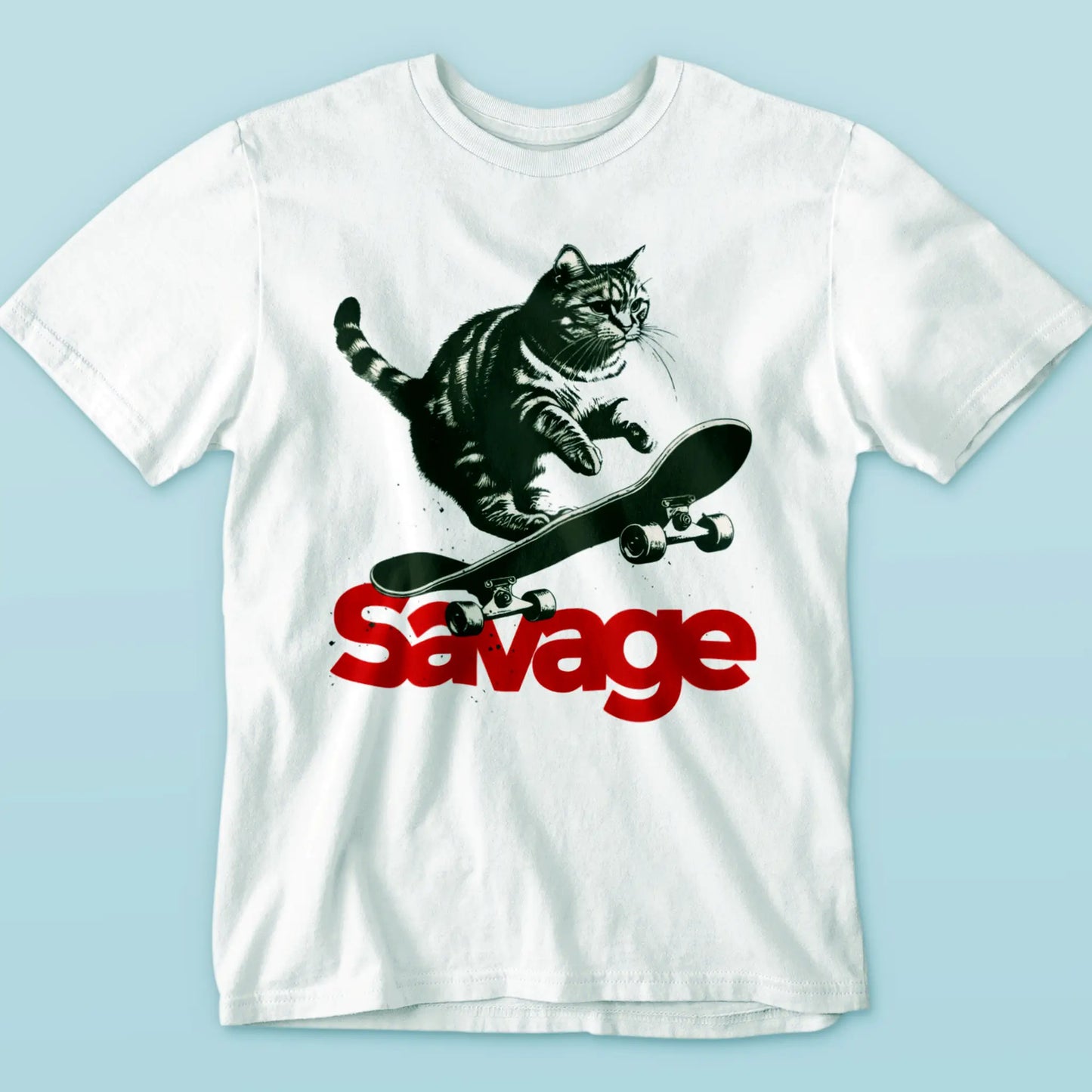 Tabby cat on skateboard exudes coolness – λευκό t-shirt με cat print “Savage” και ρετρό urban αισθητική, ιδανικό για cat lovers