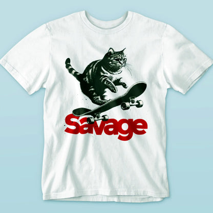 Tabby cat on skateboard exudes coolness – λευκό t-shirt με cat print “Savage” και ρετρό urban αισθητική, ιδανικό για cat lovers