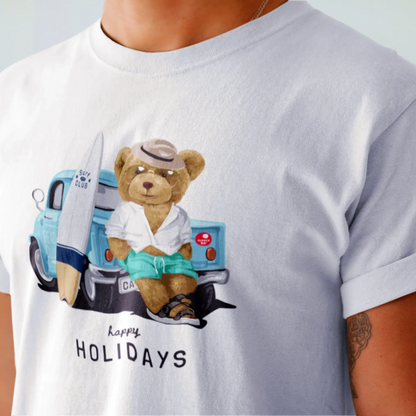 Teddy bear in holiday mode by beach truck on white shirt – Αρκουδάκι σε χαλαρή διάθεση μπροστά σε φορτηγάκι παραλίας σε λευκό t-shirt.