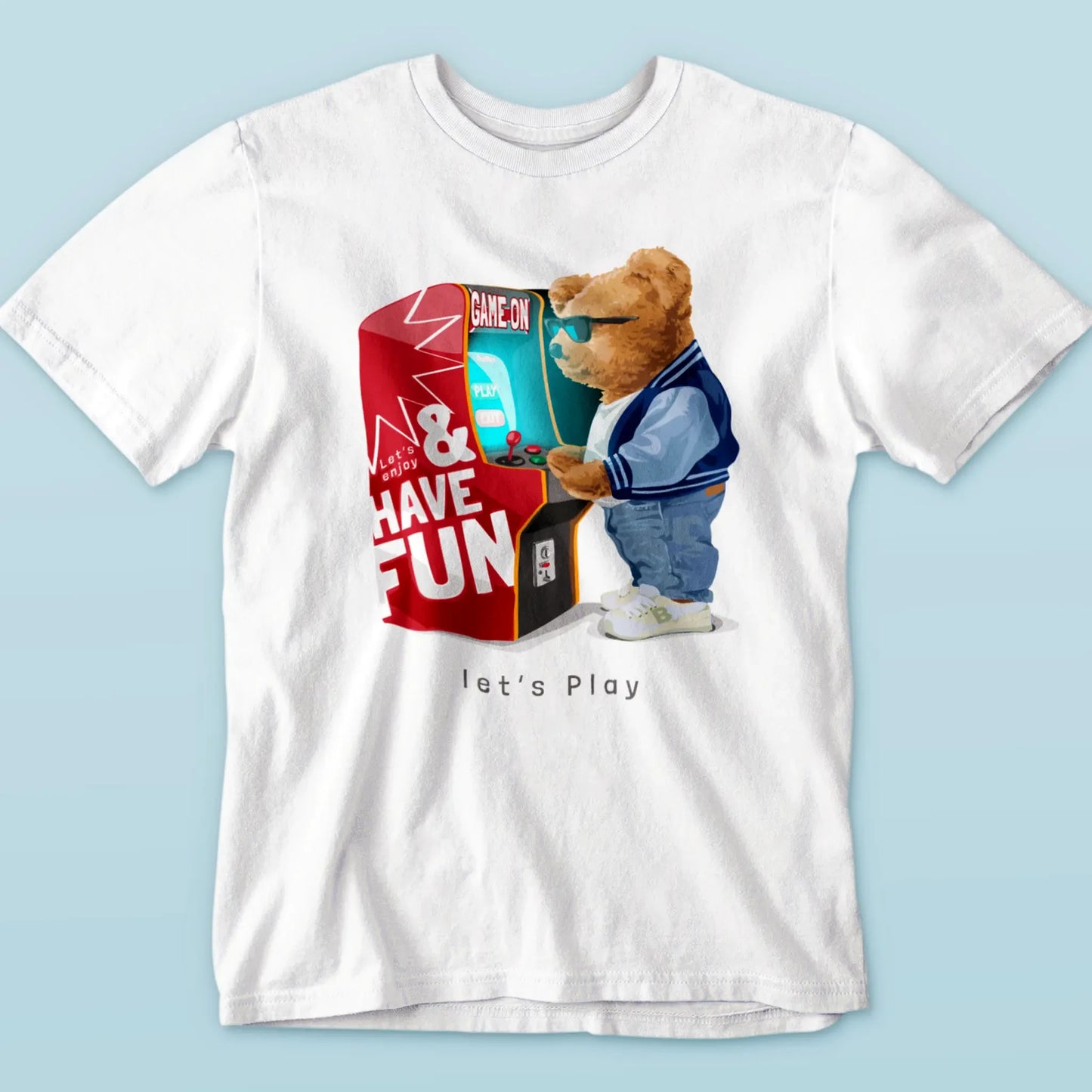 Teddy bear playing on retro arcade printed on white t-shirt – Αρκουδάκι που παίζει σε ρετρό παιχνιδομηχανή σε λευκό t-shirt.