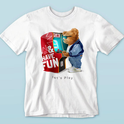 Teddy bear playing on retro arcade printed on white t-shirt – Αρκουδάκι που παίζει σε ρετρό παιχνιδομηχανή σε λευκό t-shirt.