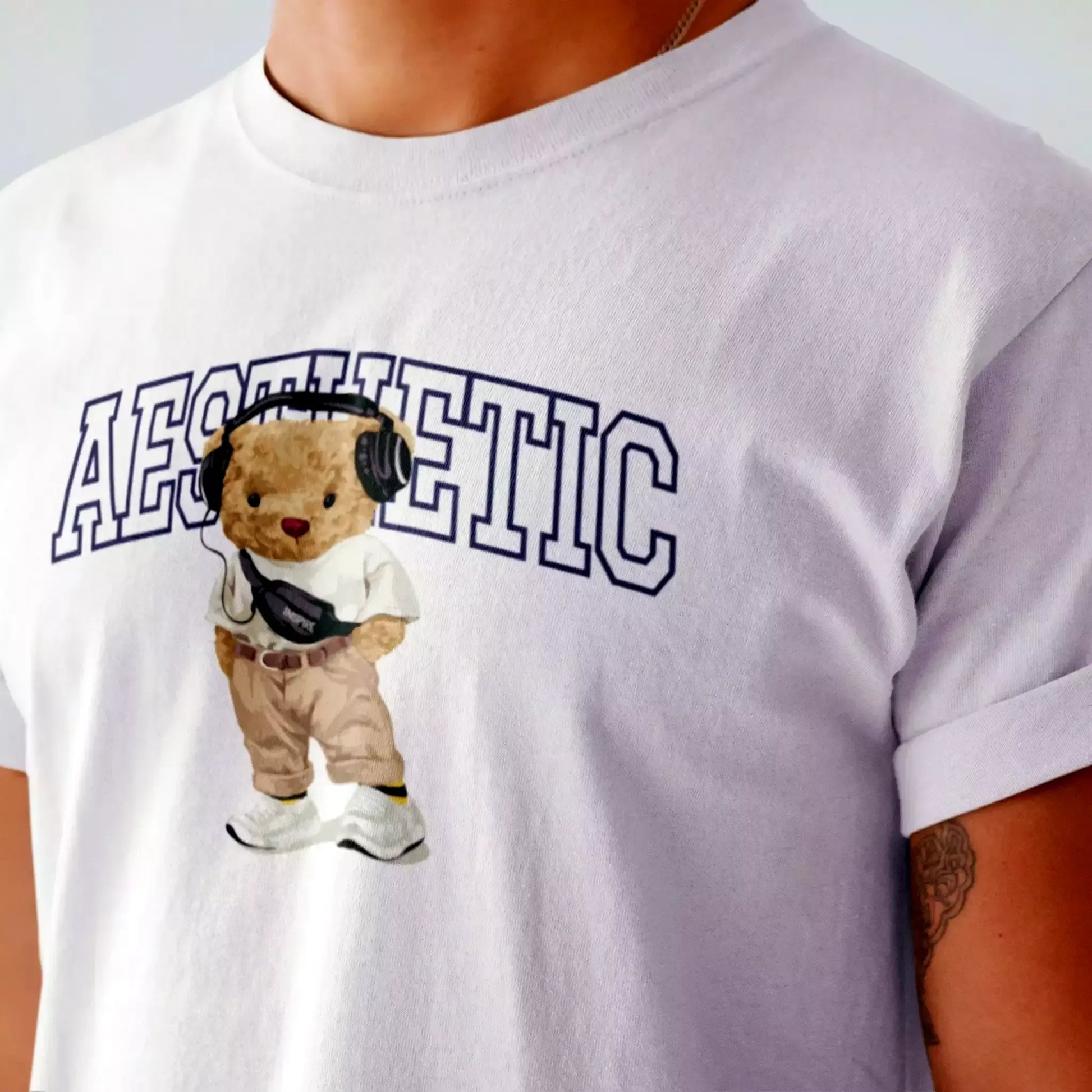 Teddy bear with headphones and crossbody bag printed on white t-shirt – Αρκουδάκι με ακουστικά και τσαντάκι σε λευκό t-shirt, έτοιμο για urban chill vibe.