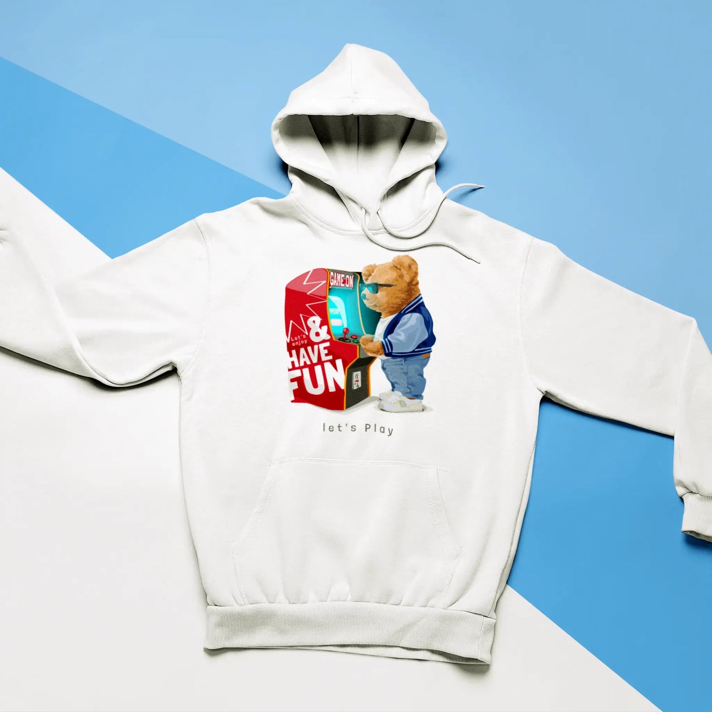 Teddy gamer standing by arcade machine on white hoodie – Αρκουδάκι gamer δίπλα σε παιχνιδομηχανή σε λευκό hoodie.