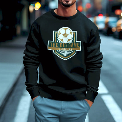 The black crewneck hosts a premium badge design that energizes the entire look. -
Το μαύρο crewneck φέρει ένα premium έμβλημα που δίνει ενέργεια σε όλο το outfit.