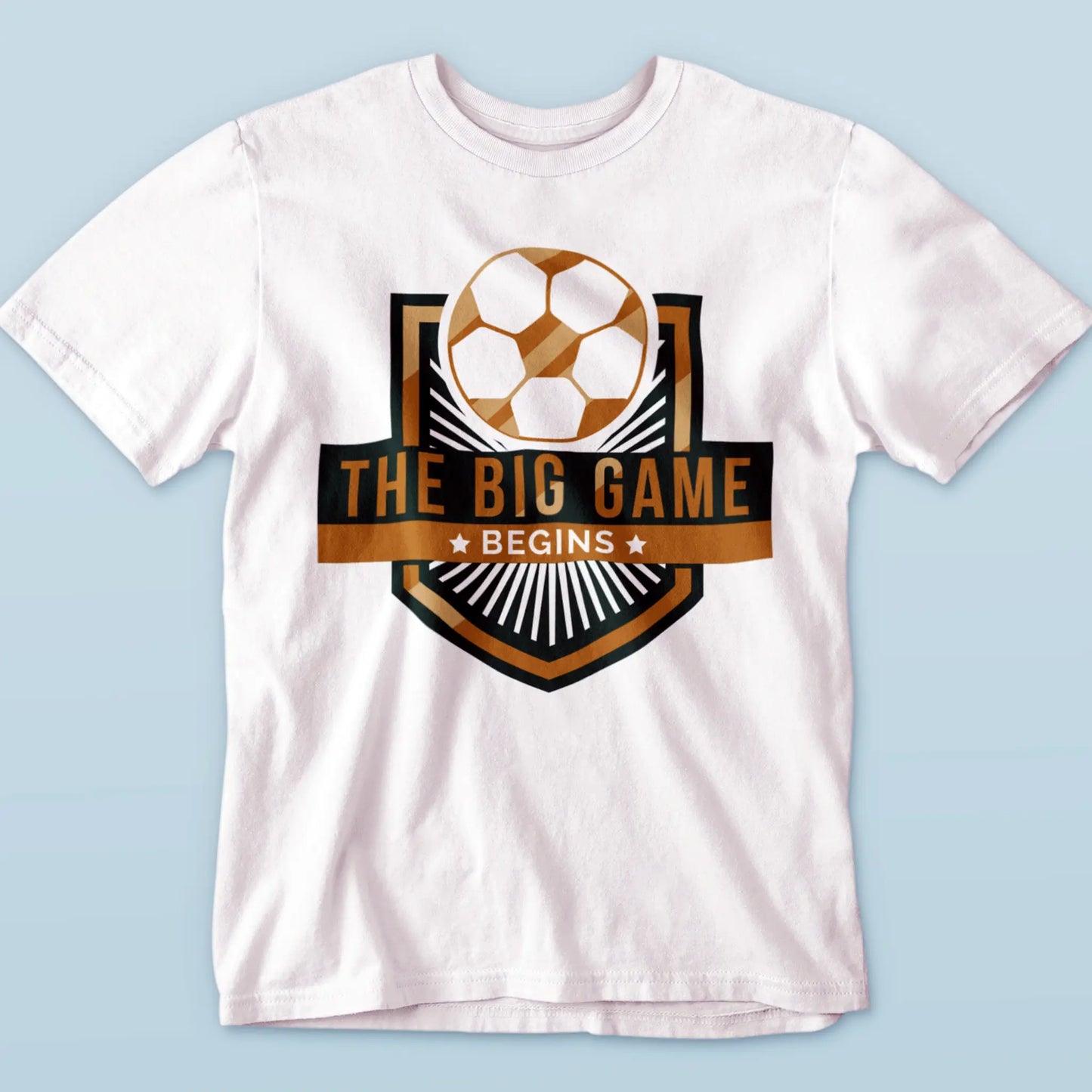 The copper-toned soccer badge shines on a crisp white t-shirt, ready for game day vibes. -
Το ποδοσφαιρικό έμβλημα σε χάλκινο τόνο λάμπει πάνω στο λευκό t-shirt, έτοιμο να δονήσει με vibes ημέρας αγώνα.