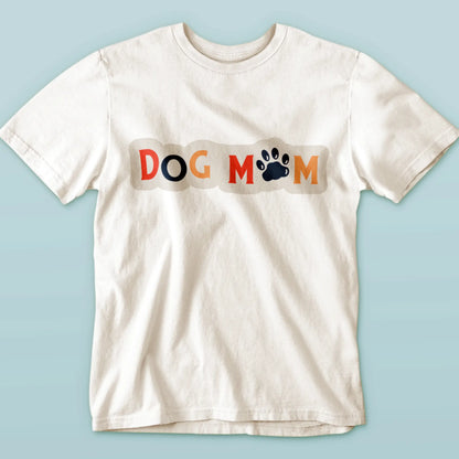 The relaxed fit of this white tee amplifies the emotional vibe of the dog-inspired graphic – Η άνετη γραμμή του λευκού t-shirt ενισχύει τη συναισθηματική αύρα του σκυλοφιλικού σχεδίου.