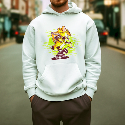 The scooter-riding banana stands out on the white hoodie, combining clean style with cartoon flair - Μπανάνα πάνω σε πατίνι ξεχωρίζει στο λευκό hoodie, συνδυάζοντας καθαρό στυλ με καρτουνίστικη αισθητική_result