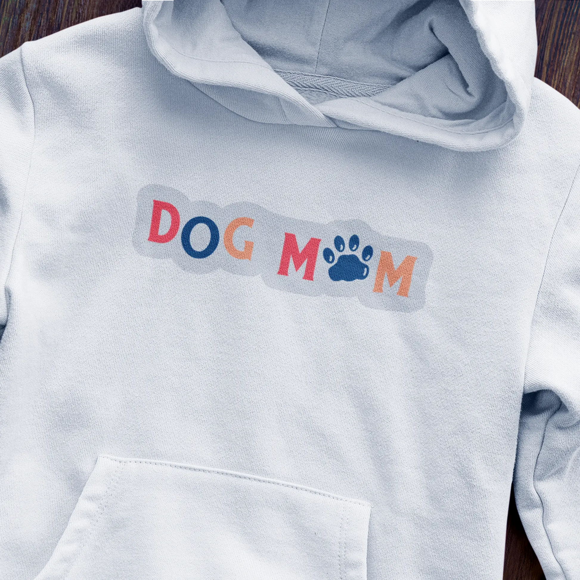The white hoodie brings together comfort and style with a design that radiates pet love – Το λευκό hoodie ενώνει την άνεση με το στυλ με ένα σχέδιο που ακτινοβολεί αγάπη για τα κατοικίδια.