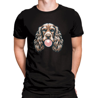 This adorable spaniel blows the perfect pink bubblegum bubble on black t-shirt. Αυτός ο αξιολάτρευτος σπάνιελ φουσκώνει την τέλεια ροζ φούσκα τσίχλας σε μαύρη μπλούζα