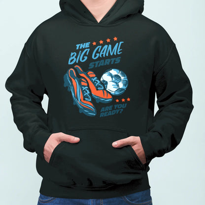 This black hoodie features an energetic football illustration with cleats and ball – perfect for bold matchday looks. - Αυτό το μαύρο hoodie διαθέτει δυναμικό ποδοσφαιρικό σχέδιο – ιδανικό για τολμηρά matchday looks.
