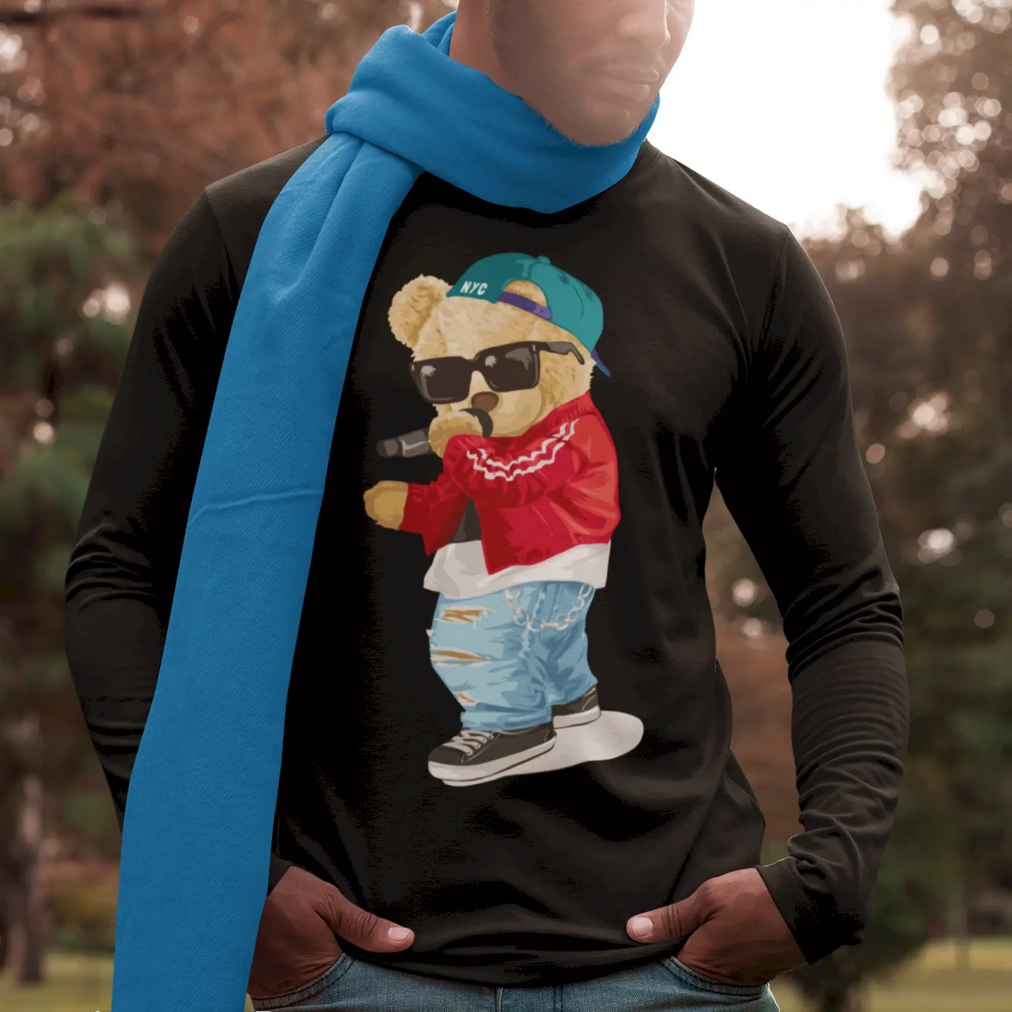 This classic black long-sleeve shirt features a teddy bear mid-rap, τέλειο για όσους αγαπούν το αστικό στυλ και την ραπ μουσική