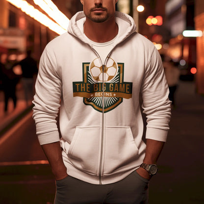 This light zip-up hoodie shines with a bold emblem celebrating kickoff culture. -
Αυτό το ελαφρύ zip-up hoodie ξεχωρίζει με έντονο έμβλημα που γιορτάζει την κουλτούρα της σέντρας.