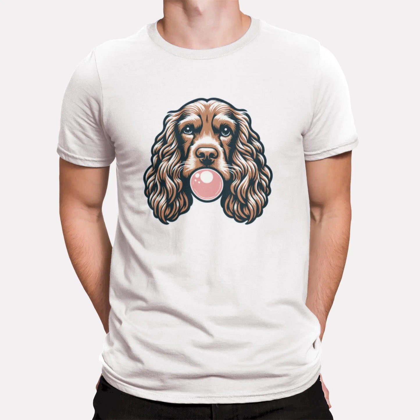 This playful cocker spaniel brings pink bubble joy to clean white tee. Αυτός ο παιχνιδιάρης κόκερ σπάνιελ φέρνει ροζ φούσκα χαράς στο καθαρό λευκό tee