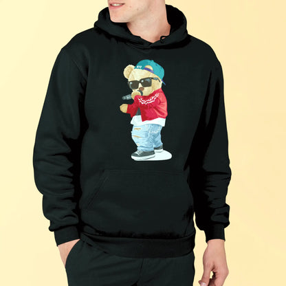 This sleek black hoodie features a confident teddy bear rapper, ιδανικό για βραδινές εξόδους με στυλ και μουσική