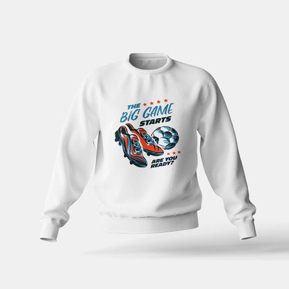 This white crewneck sweatshirt showcases a hand-drawn football quote with cleats and ball – perfect for sporty layering. Αυτό το λευκό crewneck διαθέτει ένα εμπνευσμένο ποδοσφαιρικό σχέδιο – ιδανικό για σπορ layering.