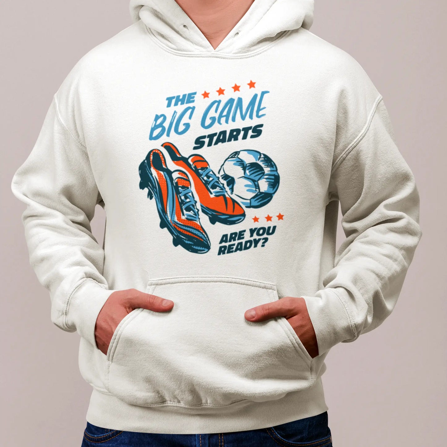 This white hoodie displays a motivating football quote with red cleats and a black-and-white ball – perfect for fans. - Αυτό το λευκό hoodie δείχνει εμπνευσμένο ποδοσφαιρικό σχέδιο – τέλειο για φιλάθλους.