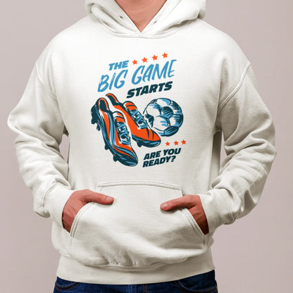 This white hoodie displays a motivating football quote with red cleats and a black-and-white ball – perfect for fans. - Αυτό το λευκό hoodie δείχνει εμπνευσμένο ποδοσφαιρικό σχέδιο – τέλειο για φιλάθλους.