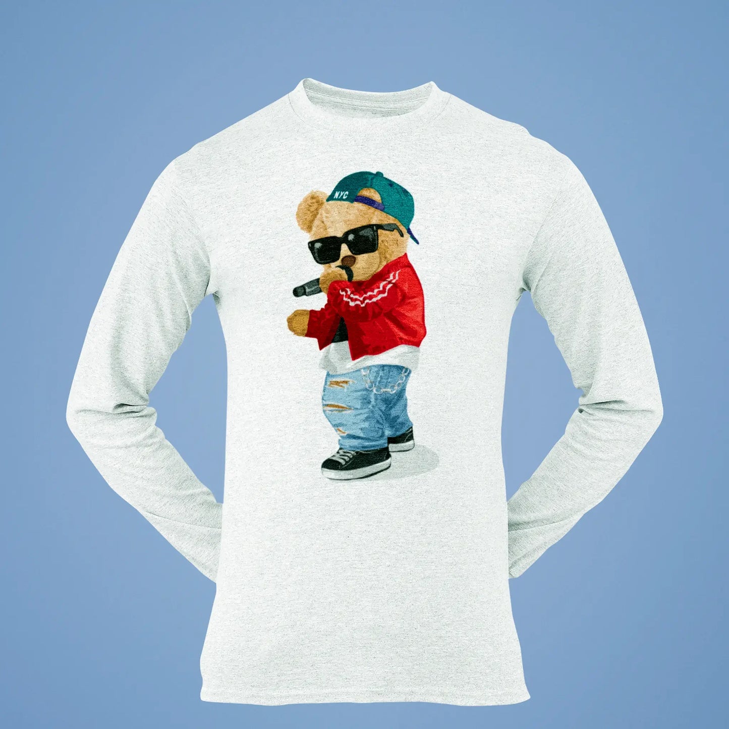 This white long-sleeve shirt showcases a rapper teddy bear in action, ιδανικό για να εκφράσεις την αγάπη σου για τη μουσική.