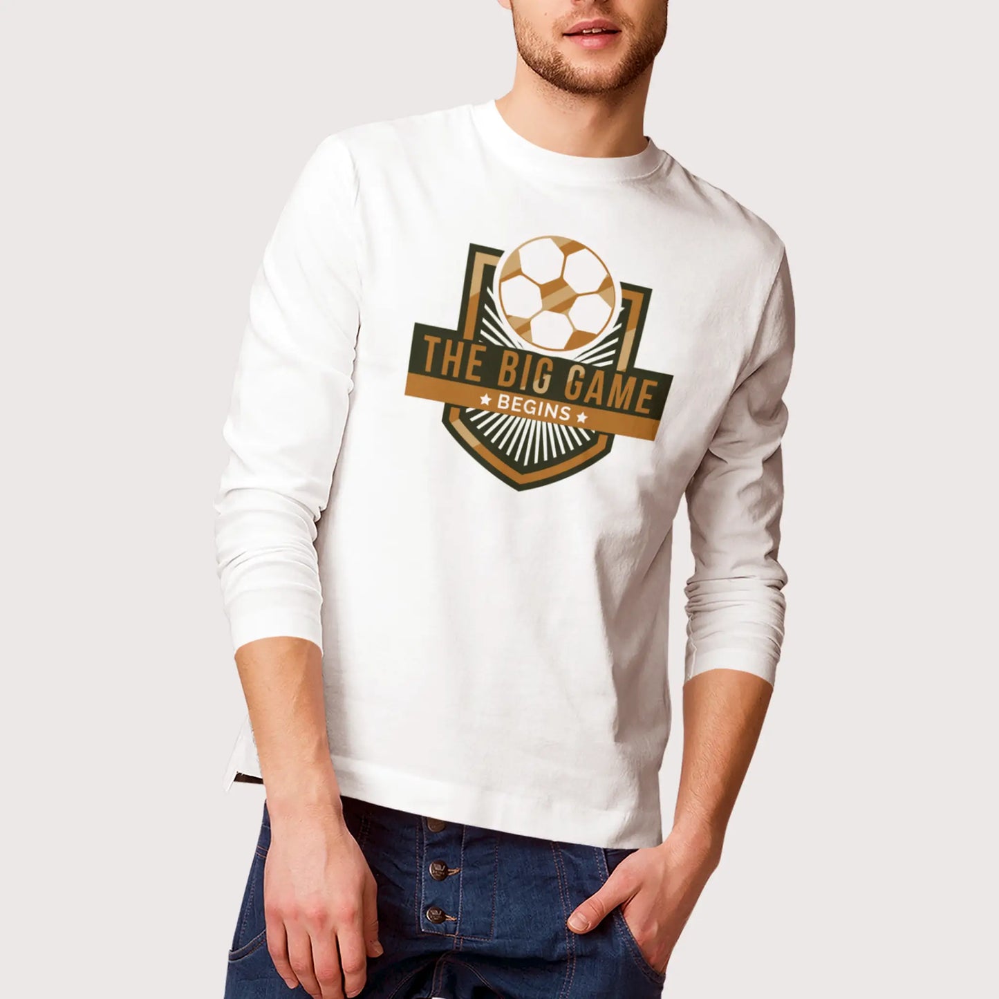 This white long sleeve features the dynamic "The Big Game Begins" badge perfect for match days. -
Αυτό το λευκό μακρυμάνικο διαθέτει το δυναμικό έμβλημα "The Big Game Begins", ιδανικό για μέρες αγώνα.