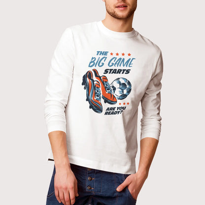 This white long sleeve t-shirt features a football badge design with red cleats and classic ball – perfect for cool match evenings. - Αυτό το λευκό μακρυμάνικο μπλουζάκι διαθέτει ποδοσφαιρικό σήμα – ιδανικό για βραδινές εξόδους με αγώνα.
