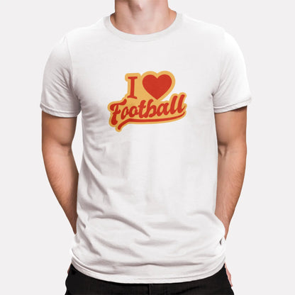 This white t-shirt features the vibrant “I Love Football” slogan in bold retro lettering. - Το λευκό αυτό t-shirt διαθέτει το εκρηκτικό σύνθημα “I Love Football” με ρετρό γραμματοσειρά.