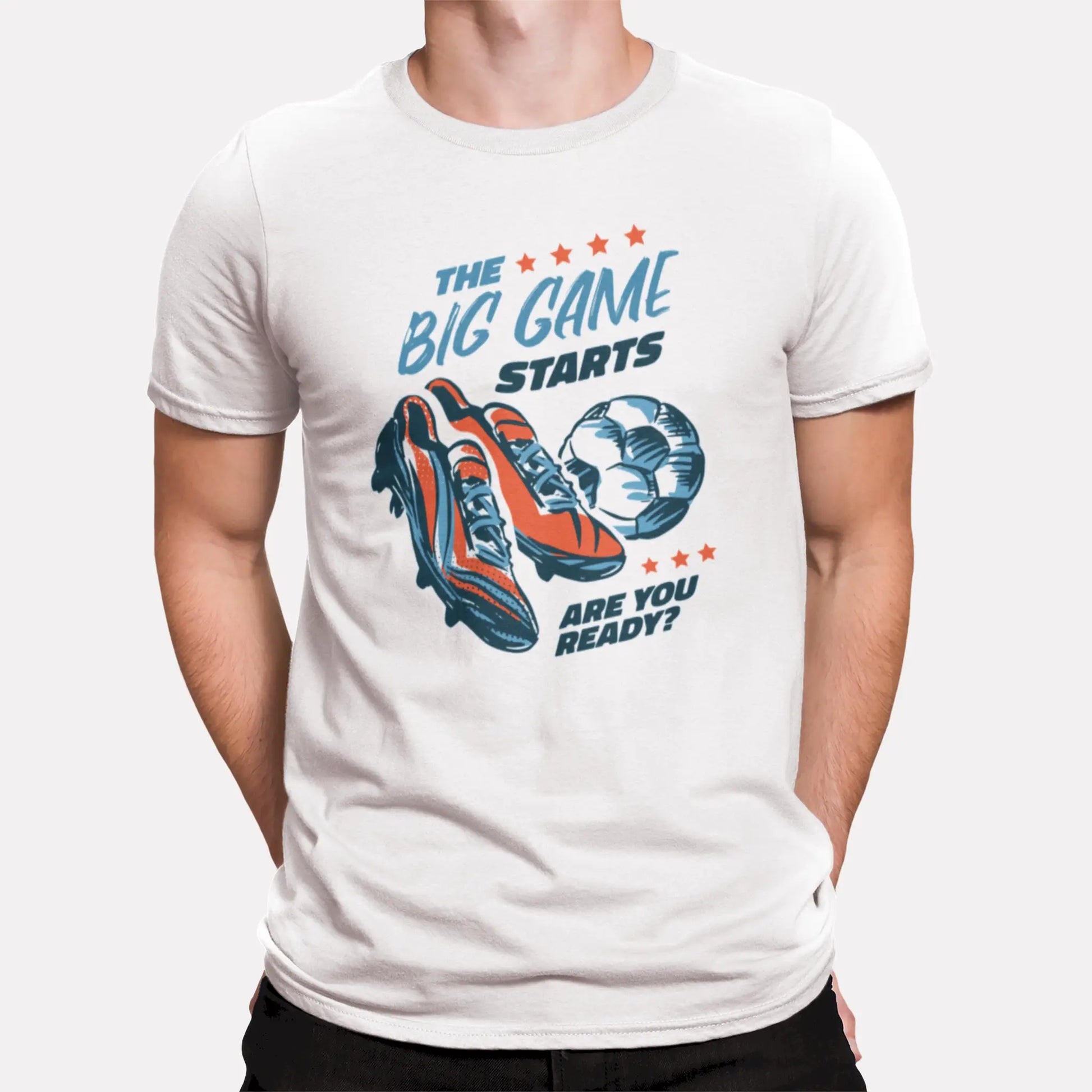 This white t-shirt showcases a motivational football quote featuring red soccer cleats and a black-and-white ball – perfect for match day vibes. - Αυτό το λευκό μπλουζάκι αναδεικνύει ένα εμπνευσμένο ποδοσφαιρικό quote με κόκκινα παπούτσια και ασπρόμαυρη μπάλα – ιδανικό για τη μέρα του αγώνα.