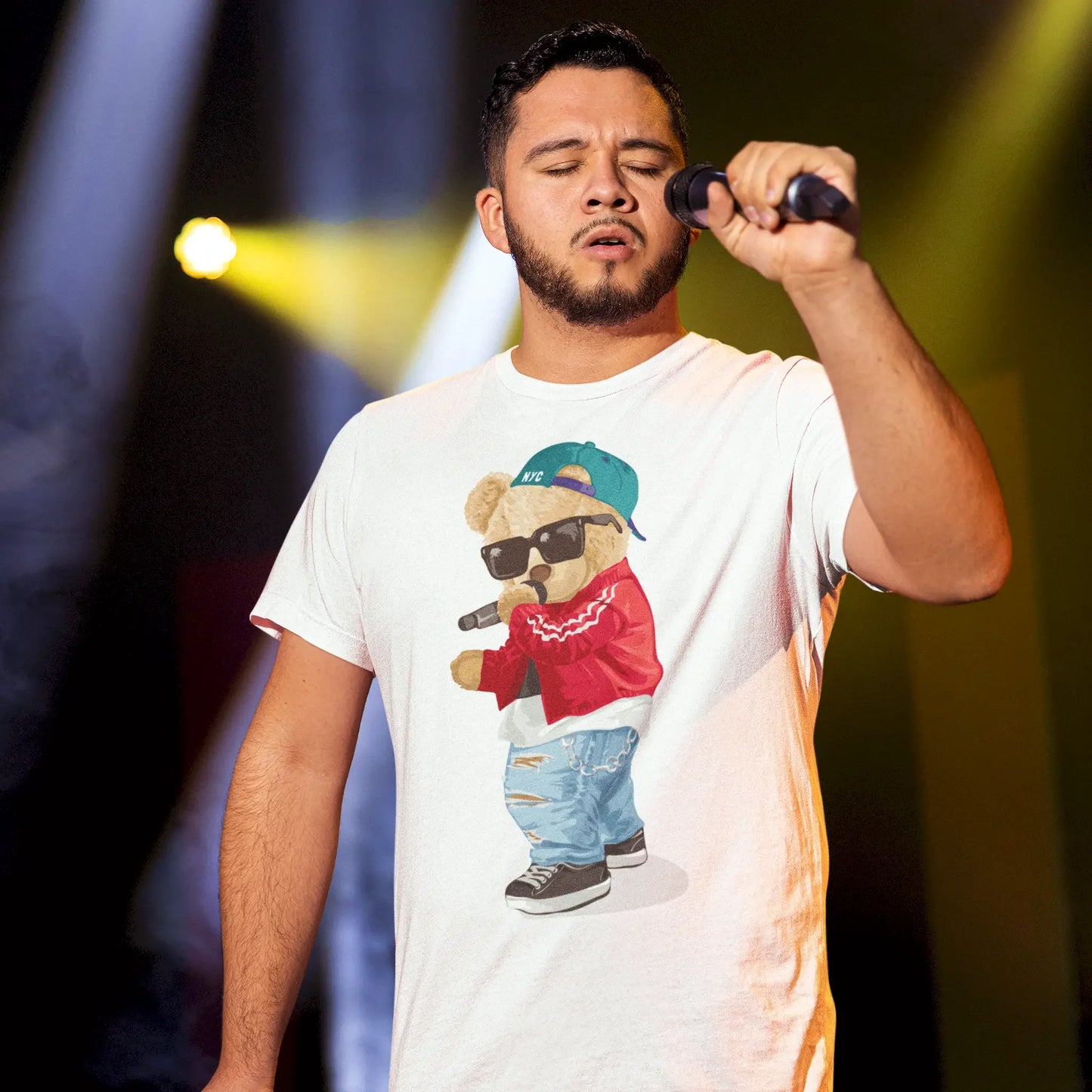 This white tee showcases a rapper teddy bear mid-performance, τέλειο για να εκφράσεις την αγάπη σου για τη μουσική