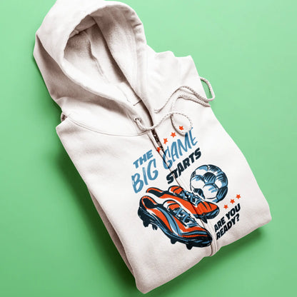 This white zip hoodie presents a sharp football badge featuring cleats and ball – perfect for sporty layering. - Αυτό το λευκό zip hoodie δείχνει ένα κομψό ποδοσφαιρικό έμβλημα – ιδανικό για layering.
