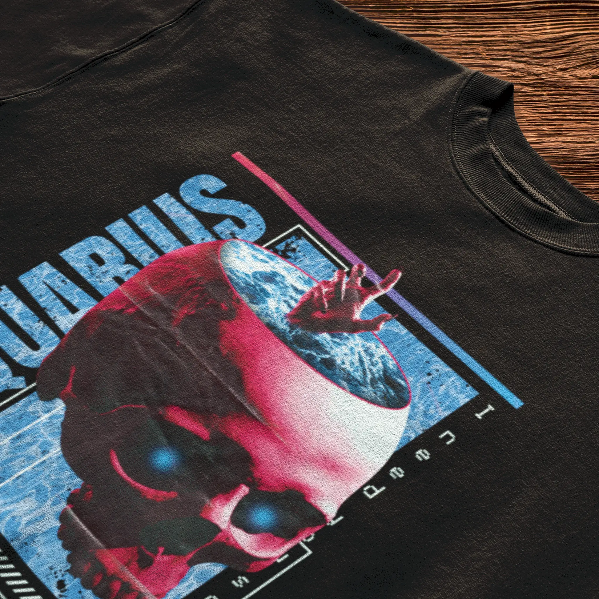 Trap horoscope design featuring bold aquarius lettering for contemporary astrology lovers on a black tee / Σχέδιο trap ωροσκόπιου με έντονη γραφή Υδροχόος για μοντέρνους λάτρεις της αστρολογίας τυπωμένο σε μαύρο μπλουζάκι
