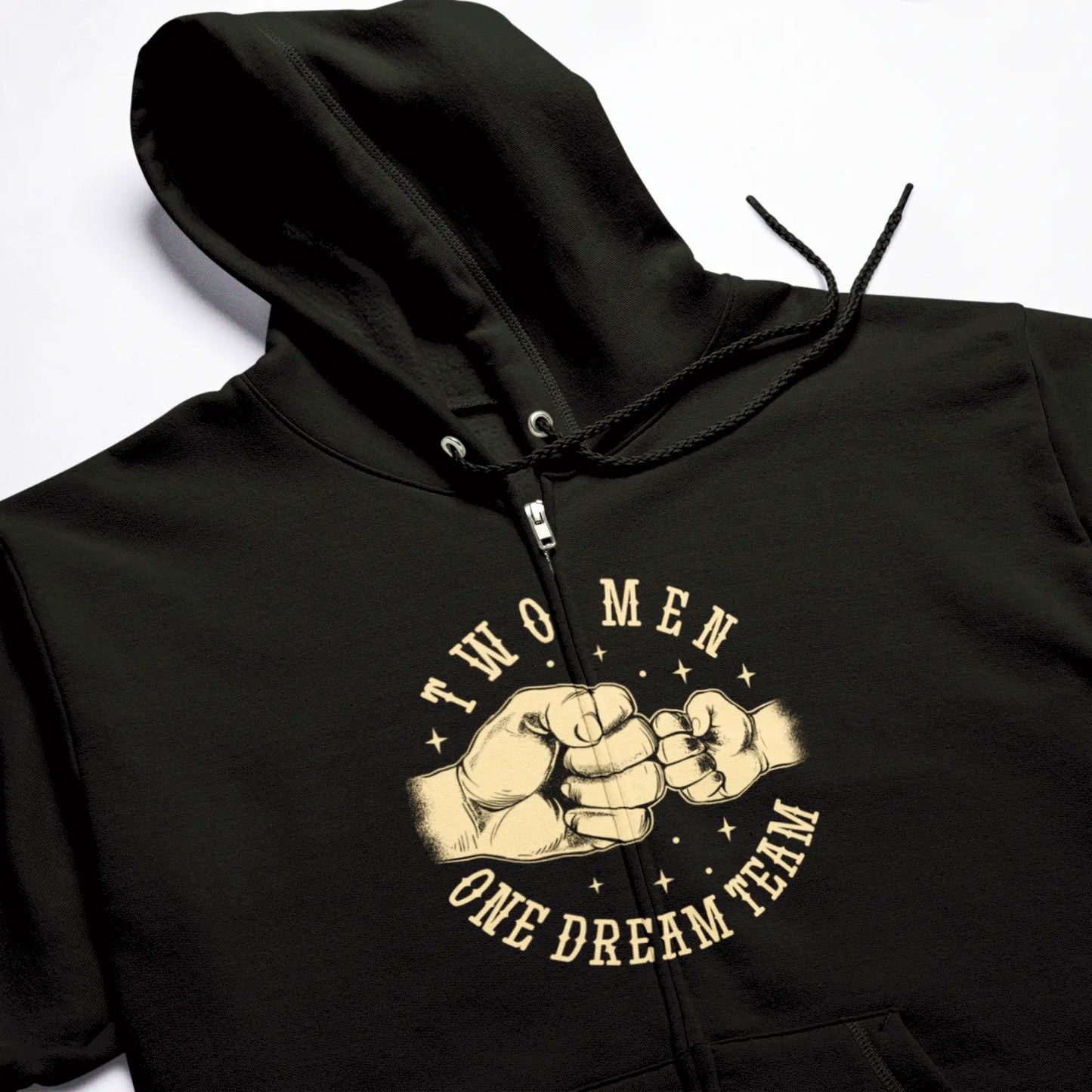 Urban-style zip hoodie with a striking print, perfect for father-son duos who love style / Ζακέτα με κουκούλα και μοντέρνο σχέδιο, για πατέρες και γιους με αστική αισθητική.