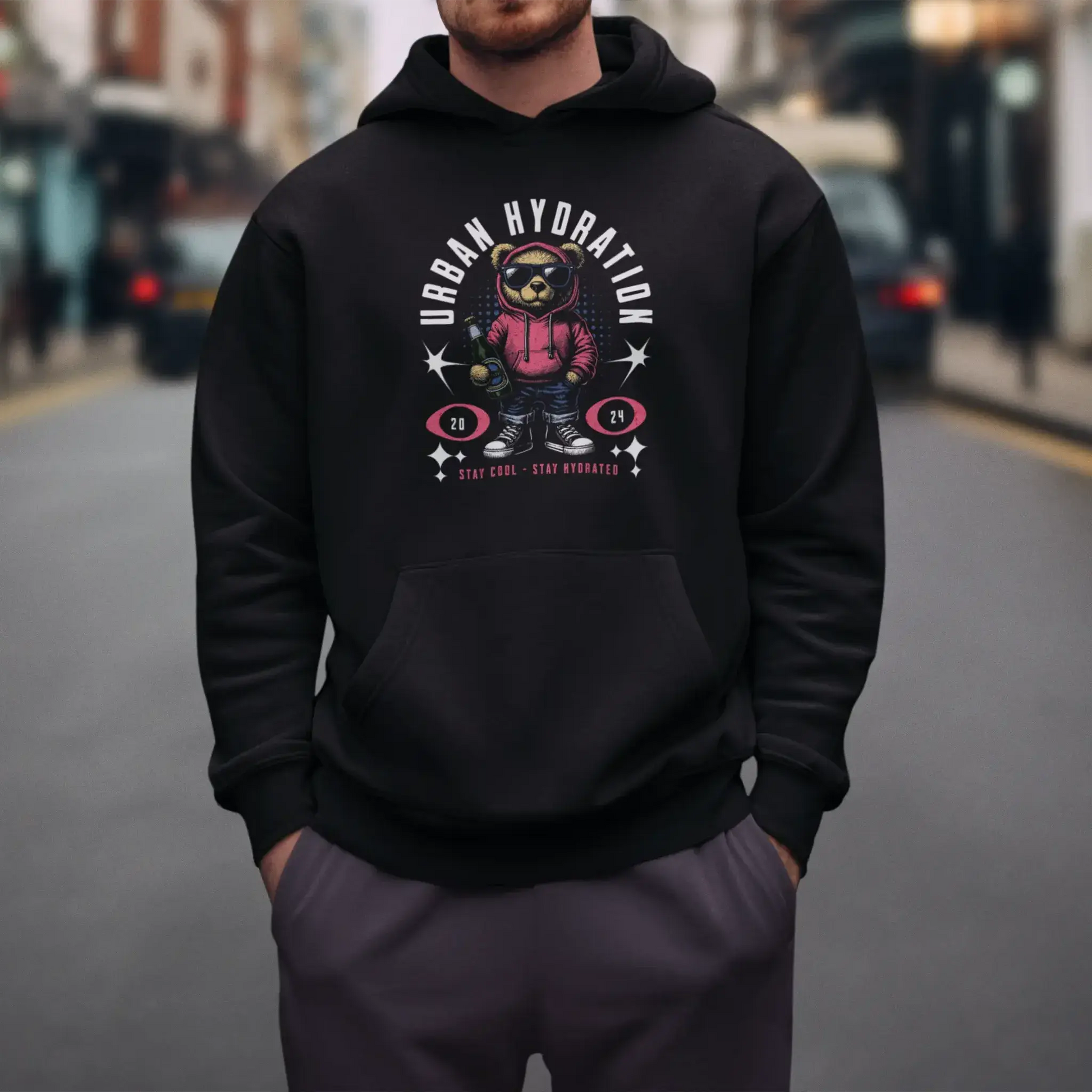 Urban black hoodie expressing a casual and cool style with its character print. — Αστικό μαύρο hoodie που εκφράζει ένα καθημερινό και cool στυλ με το τύπωμα του χαρακτήρα του