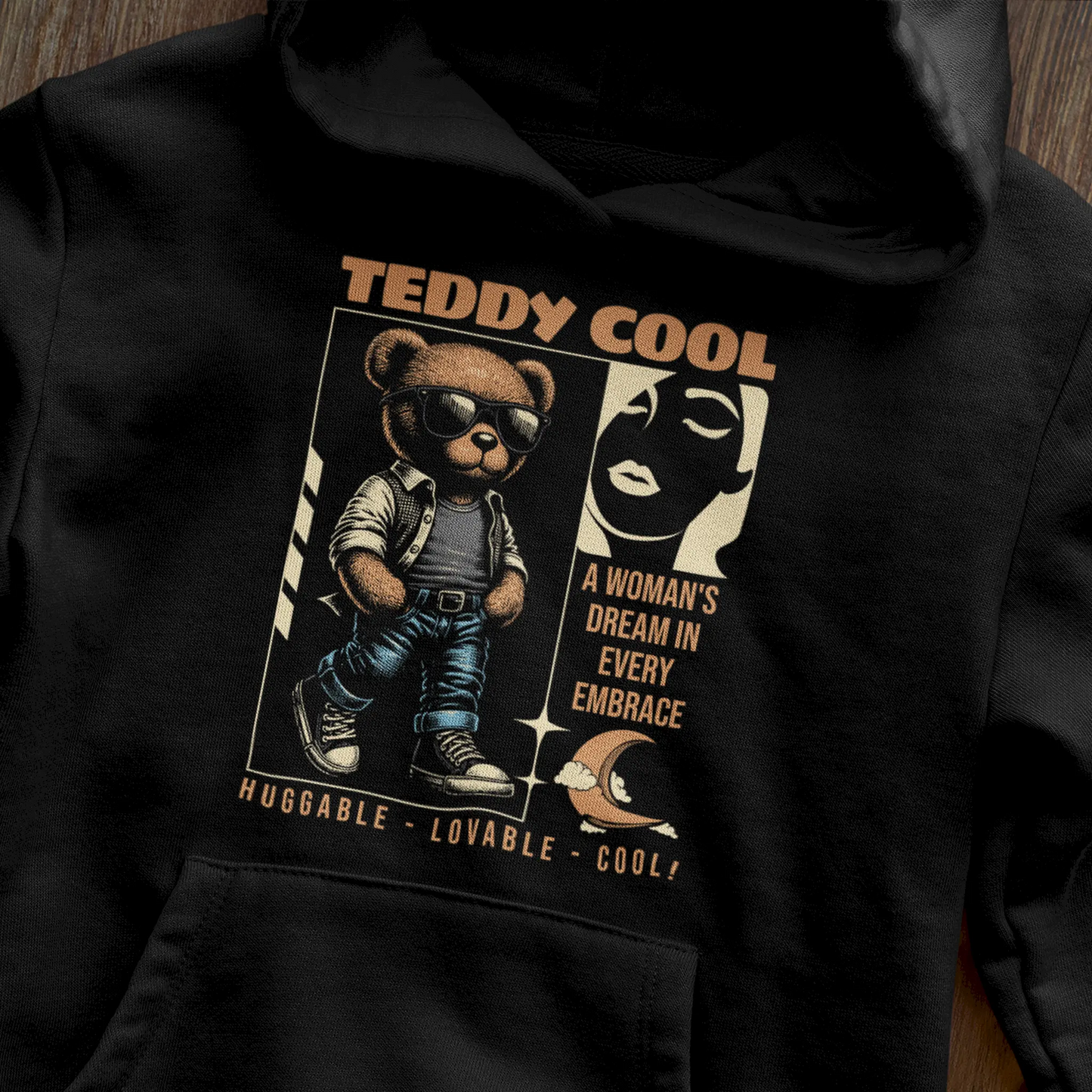 Urban black hoodie expressing a powerful street fashion message with its character print. — Αστικό μαύρο hoodie που εκφράζει ένα ισχυρό μήνυμα street μόδας με το τύπωμα του χαρακτήρα του