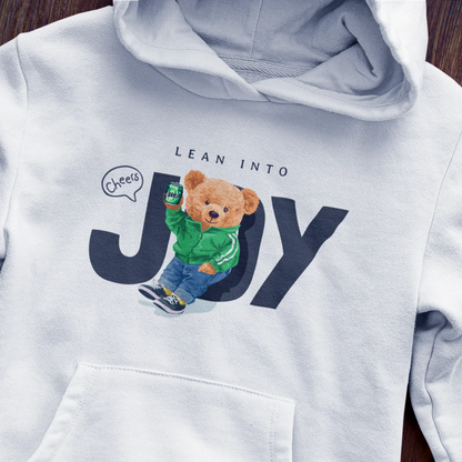 Urban fun teddy on white hoodie for everyday style – Urban σχέδιο σε λευκό hoodie με teddy σε παιχνιδιάρικη στάση.