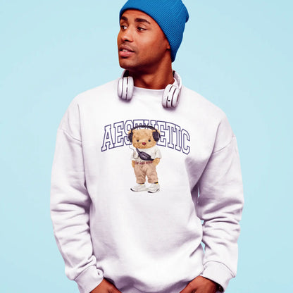 Urban teddy aesthetic with neutral tones on white crewneck – Urban teddy με ουδέτερους τόνους σε λευκή φούτερ μπλούζα.