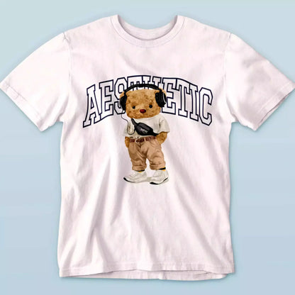 Urban teddy with relax attitude in headphones on white shirt – Αρκουδάκι με urban attitude και ακουστικά, σε λευκό t-shirt γεμάτο coolness.