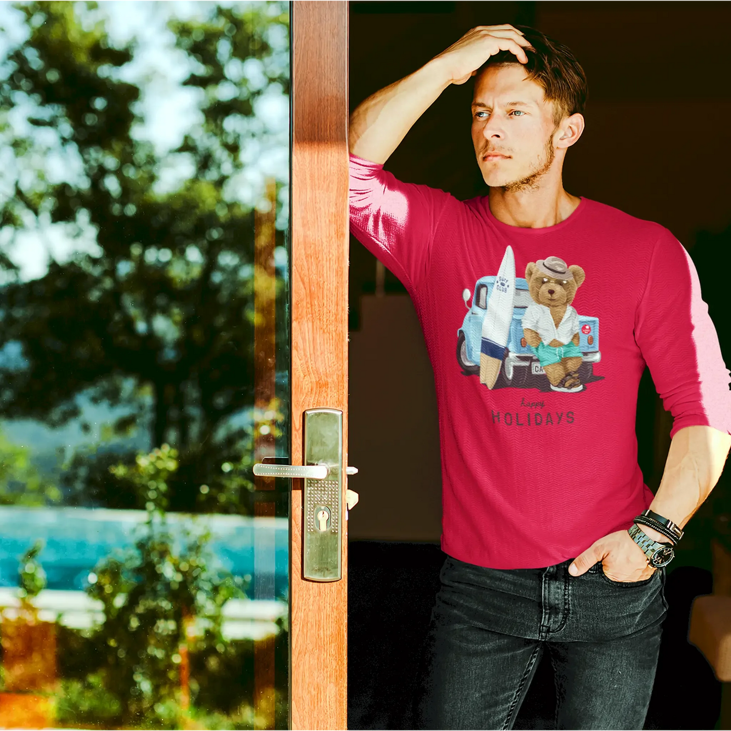 Vacation teddy standing by blue beach van on red shirt – Αρκουδάκι σε διακοπές μπροστά σε beach van σε κόκκινη μπλούζα.