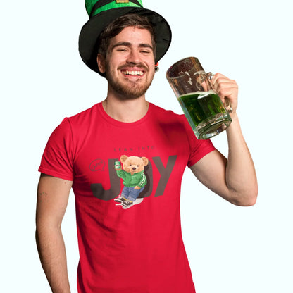Vibrant red shirt featuring teddy toasting with a can – Φωτεινό κόκκινο t-shirt με αρκουδάκι που κάνει πρόποση.