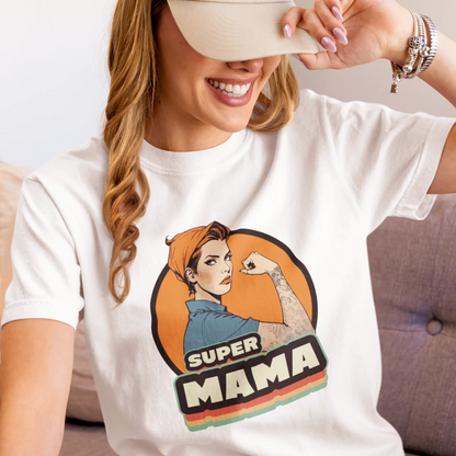  Vintage poster art transforms classic white tee into statement piece for modern mothers - Vintage poster τέχνη μετατρέπει κλασικό λευκό t-shirt σε statement κομμάτι για σύγχρονες μητέρες