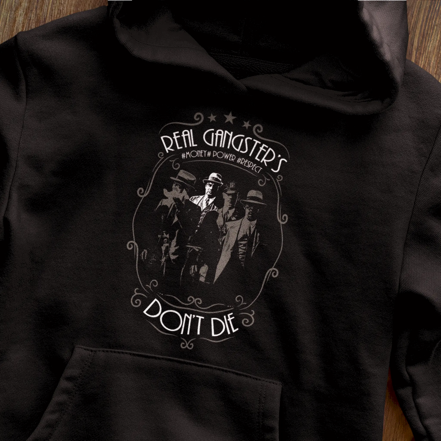 Warm black hoodie showcasing black-and-white gangster aesthetic – Ζεστό μαύρο hoodie με ασπρόμαυρη γκανγκστερική αισθητική