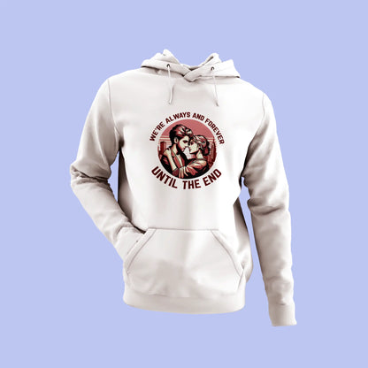 Warm white pullover hoodie featuring a loving couple's intimate moment, perfect for cold weather romance / Ζεστό λευκό hoodie με μια στιγμή οικειότητας ενός ζευγαριού, ιδανικό για ρομαντικές στιγμές το χειμώνα.