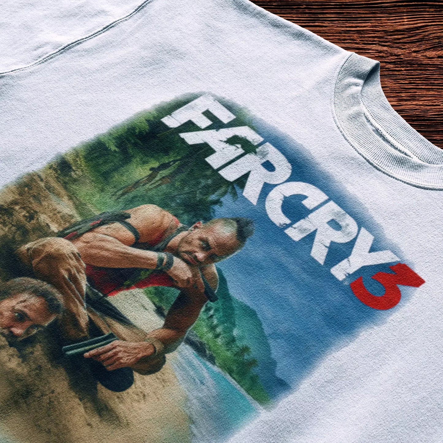 White Far Cry 3 t-shirt with iconic scene and logo, perfect for gamers who want to stand out – Λευκό t-shirt Far Cry 3 με εμβληματική σκηνή και fade logo, ιδανικό για gamers που θέλουν να ξεχωρίσουν