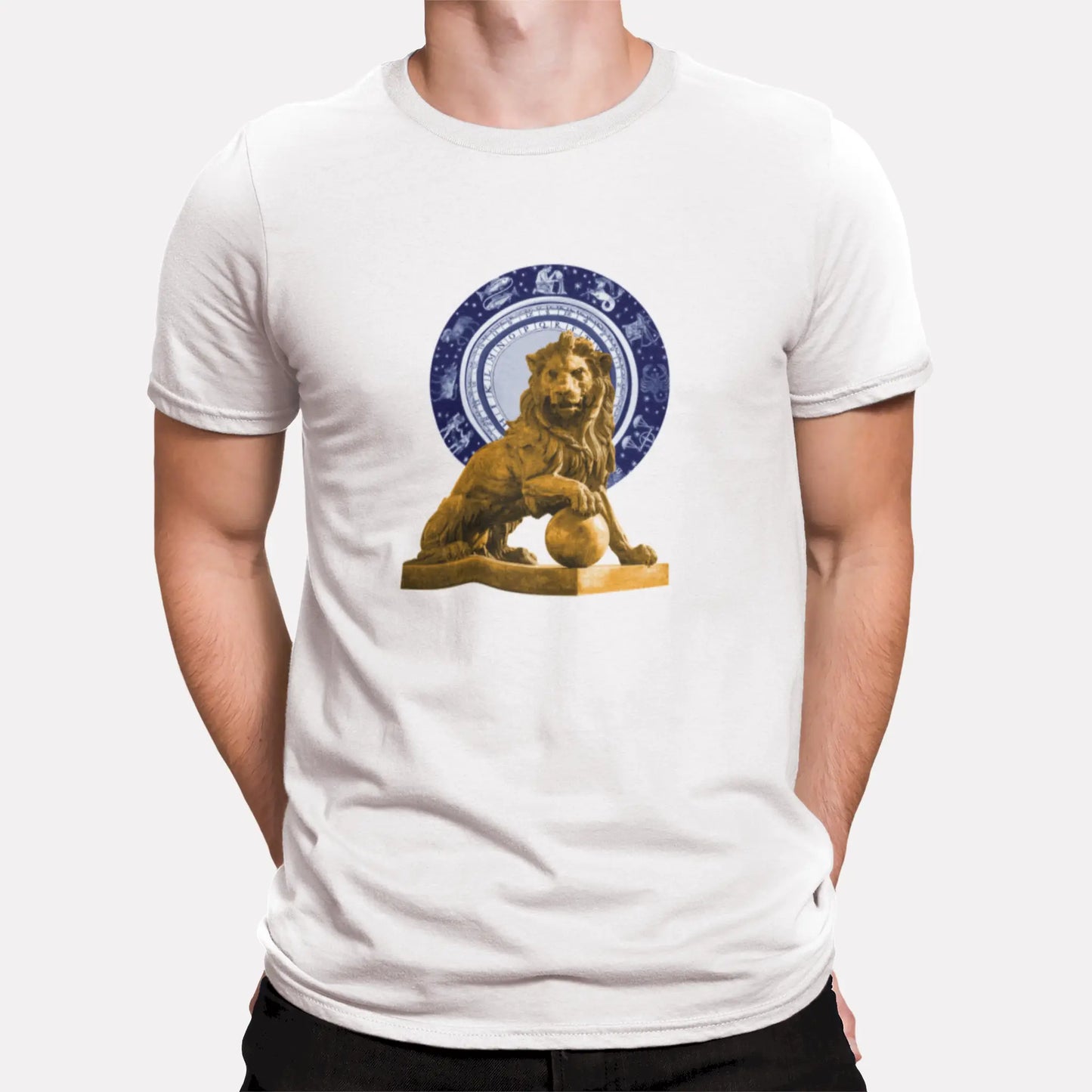 White Leo zodiac t-shirt with majestic lion design – Λευκό μπλουζάκι Λέων με επιβλητικό σχέδιο λιονταριού."