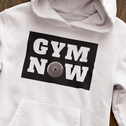 White Streetwear-style hoodie with motivational Gym Now print and weight plate design – Λευκό Hoodie τύπου streetwear με εμπνευσμένο print Gym Now και σχεδιασμό δίσκου βάρους