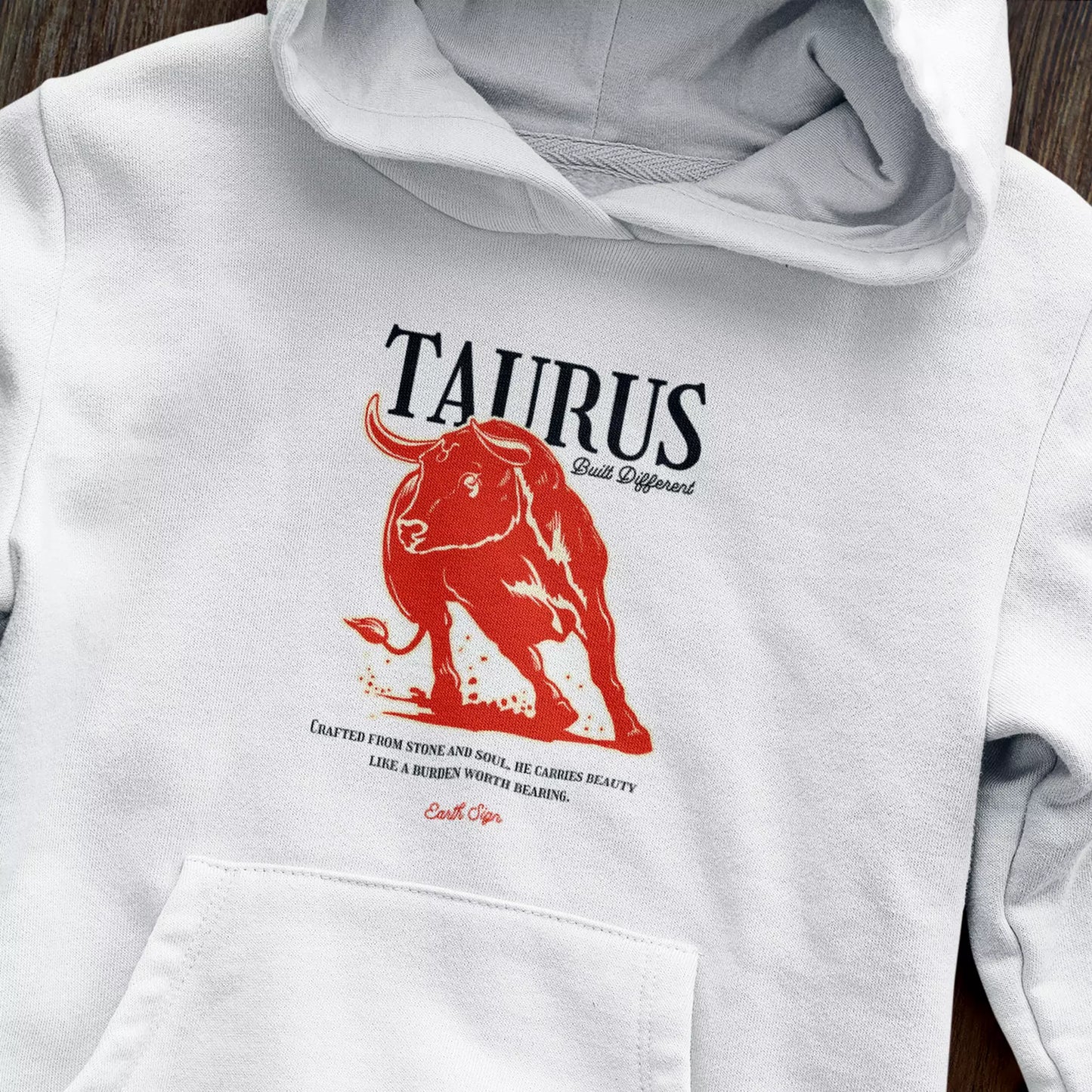 White Taurus hoodie, Earth Sign label and strong lines – Λευκή φούτερ κουκούλα Ταύρος με σήμανση Earth Sign και δυνατές γραμμές.