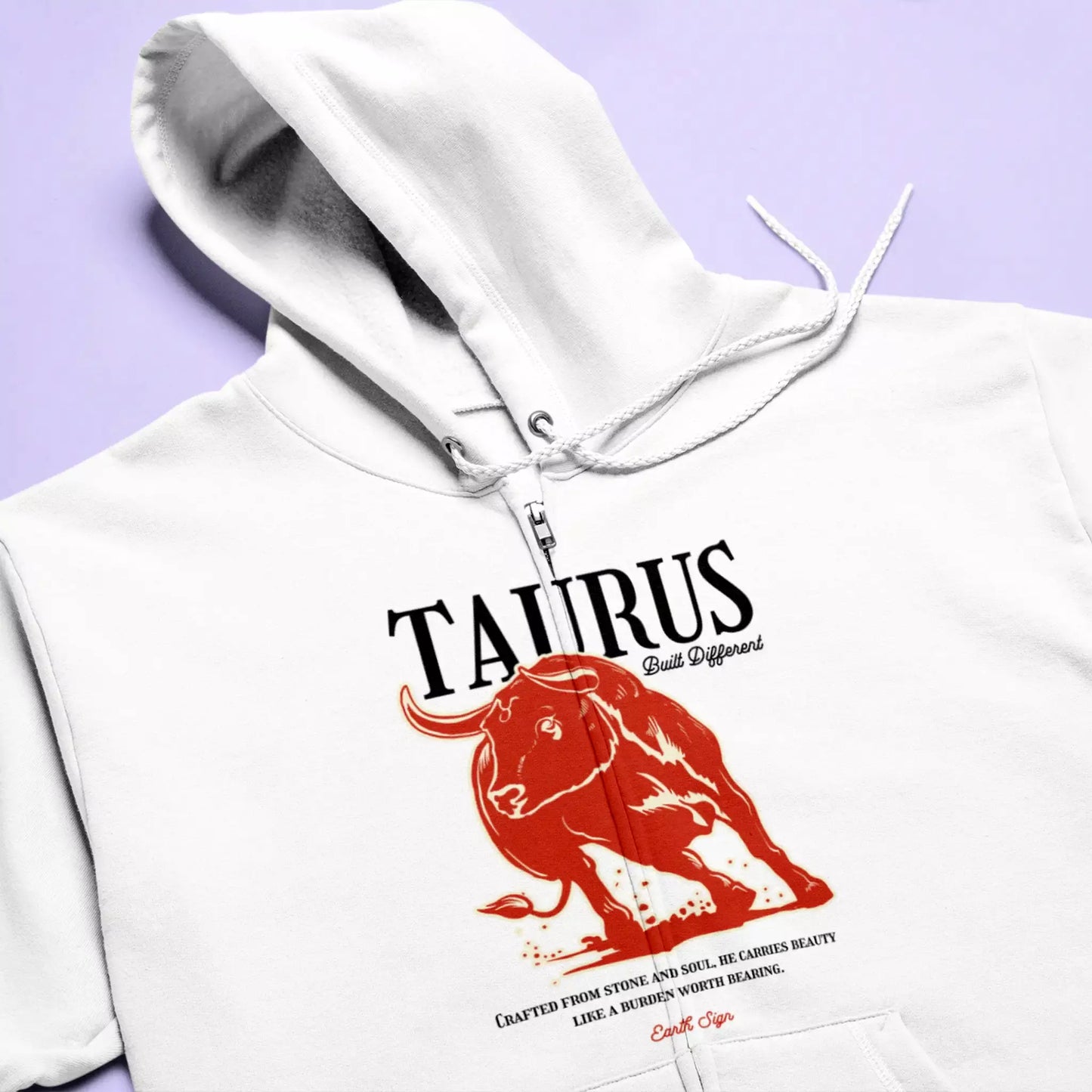 White Taurus zip hoodie, Built Different script detail – Λευκή ζακέτα με κουκούλα Ταύρος με την υπογραφή Built Different.