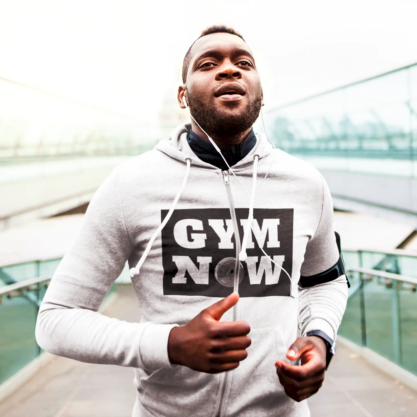 White Zip-up hoodie featuring Gym Now logo with clean plate-integrated typography – Λευκή ζακέτα με κουκούλα με λογότυπο Gym Now και καθαρή τυπογραφία ενσωμάτωσης δίσκου