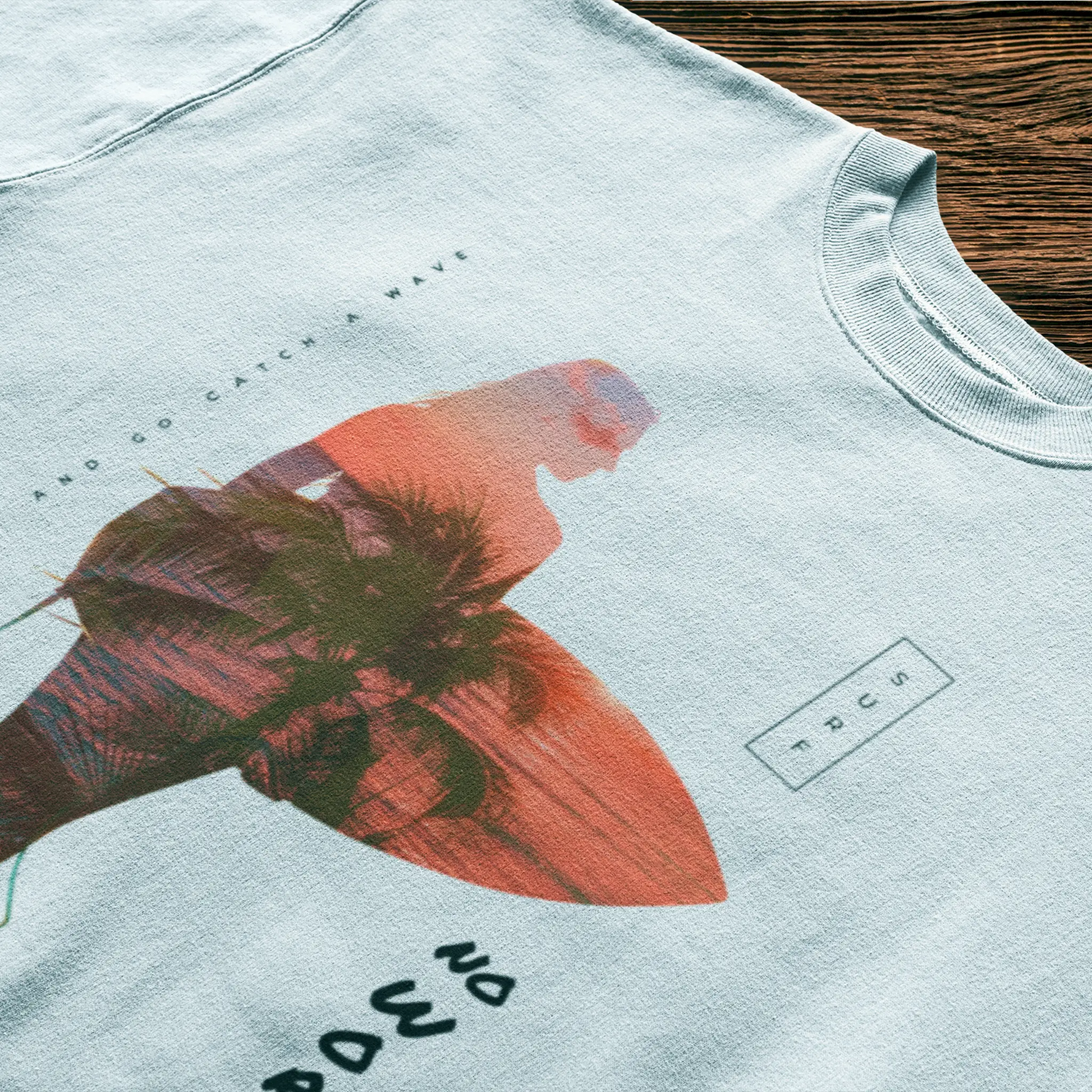 White cotton t-shirt with relaxing surf scene in tropical sunset – Λευκό βαμβακερό t-shirt με χαλαρή σκηνή σέρφινγκ σε τροπικό ηλιοβασίλεμα