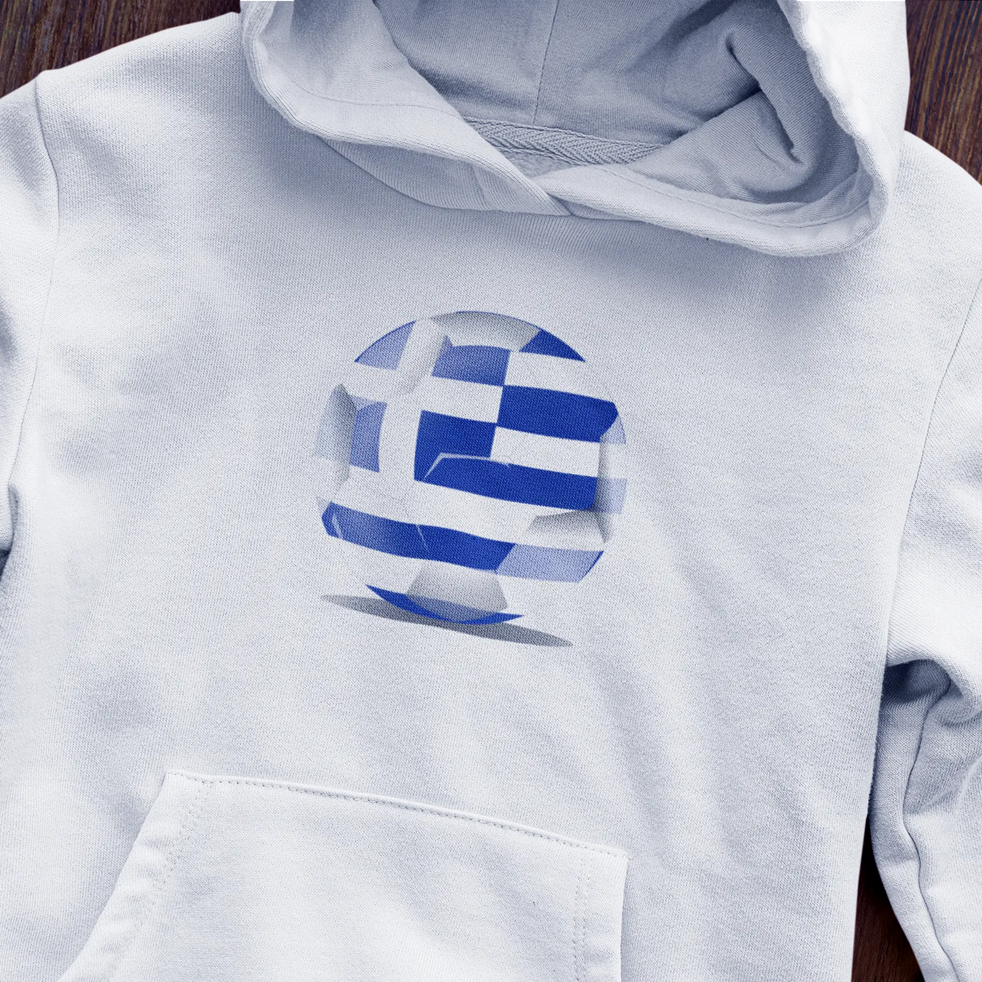 White hoodie capturing the spirit of Greek football culture – Λευκό hoodie που αποτυπώνει το πνεύμα του ελληνικού ποδοσφαίρου.