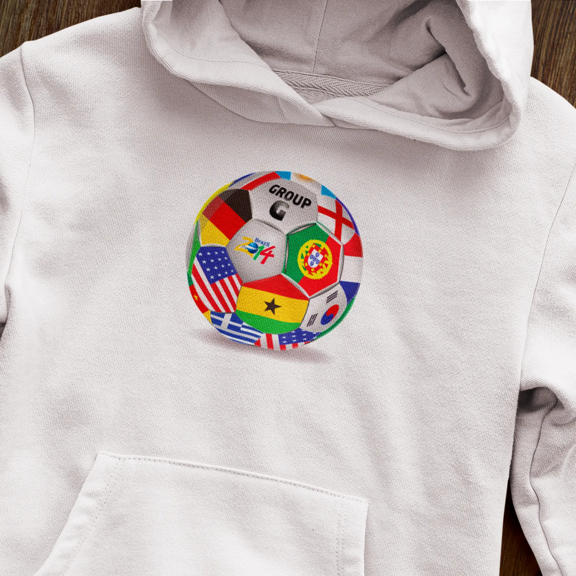 White hoodie for global-minded football lovers. | Λευκή κουκούλα για ποδοσφαιρόφιλους με παγκόσμια οπτική.