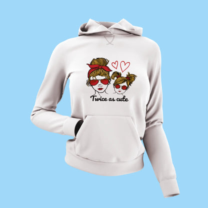 White hoodie highlighting matching sunglasses, sweet mother-daughter bond – Λευκό hoodie που τονίζει τα ταιριαστά γυαλιά και το γλυκό δέσιμο μητέρας και κόρης